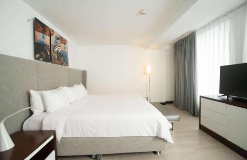 Petit Jean Ocharan Hotel | Radisson Hotel Decapolis Miraflores