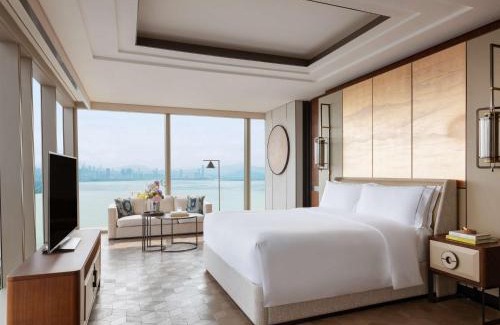 Nanshan Hotel | Raffles Shenzhen, Situated in the heart of One Shenzhen Bay, Book Now to Enjoy Free Minibar and Happy Hour Privileges at Long Bar on 71F