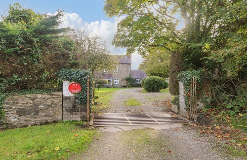 Llys Y Fran Cottage | RAFTERS COTTAGE, pet friendly, with pool in Maenclochog