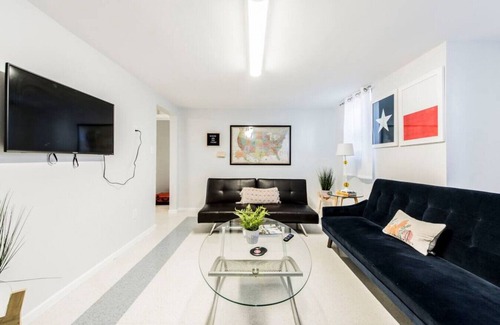 South Overton House | Raider Hideaway 2BR/1BA One Block From Tech