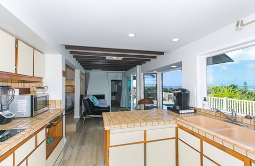 Waimalu Bed & Breakfast | Rainbow Inn. Pearl Harbor View. Great for a quiet get away or bring family.