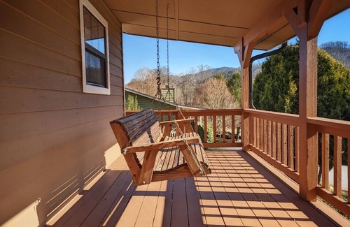 Valley Creek Run House | Rainbow Mountain Retreat - Explore the Charm of Maggie Valley , Pet Friendly