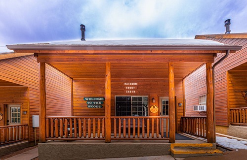 Christopher Creek Cabin | Rainbow Trout Cabin quick drive to fishing lakes, backs forest, kitchen heat+AC