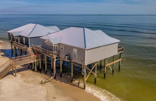 Dauphin Island House | Rainbows End - GULF FRONT! Enjoy the sun on your shoulders while you laze on the deck, home