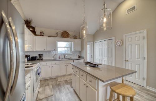 Dauphin Island House | Rainbows End - GULF FRONT! Enjoy the sun on your shoulders while you laze on the deck, home