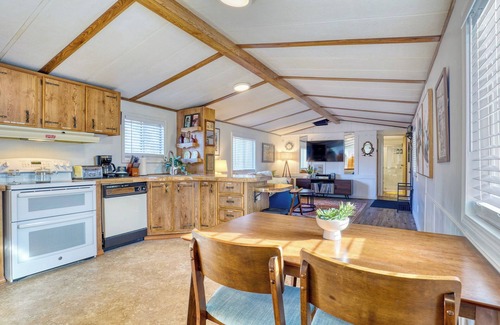 Packwood House | Rainier Bunkhouse & Bar-Cade- HotTub,MtnView,2 blks to Packwood Brewing! Pets ok