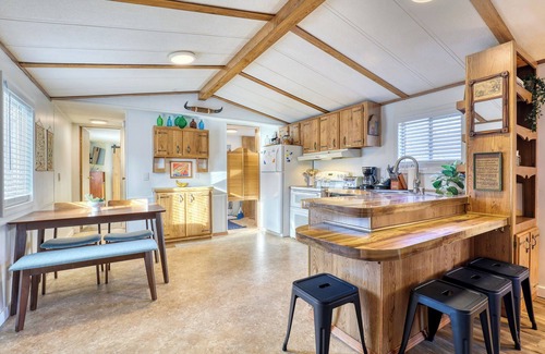 Packwood House | Rainier Bunkhouse & Bar-Cade- HotTub,MtnView,2 blks to Packwood Brewing! Pets ok