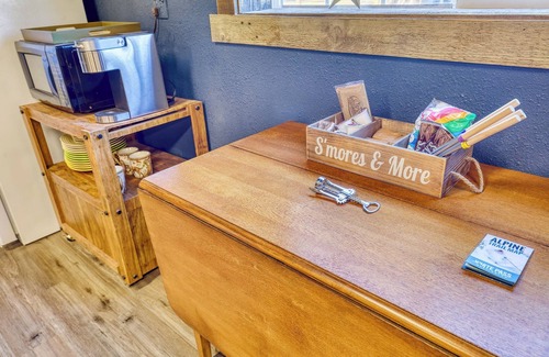 Packwood House | Rainier Bunkhouse & Bar-Cade- HotTub,MtnView,2 blks to Packwood Brewing! Pets ok