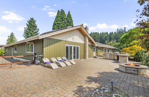 Enumclaw House | Rainier Ranch & Poolside Escape