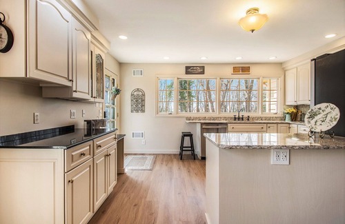 Omaha House | Rainwood Cottage in the woods, on a working farm near Lake Cunningham I680 close