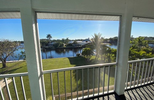 Fort Myers Shores House | Raised home right on the Caloosahatchee River. Come enjoy the water and weather