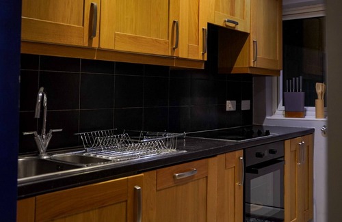 Ashford House | Raku House Ashford 5 Beds - Sleep 8 - Free parking