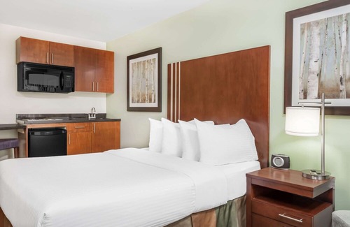 Carlyle Apartment | Ramada by Wyndham Carlyle