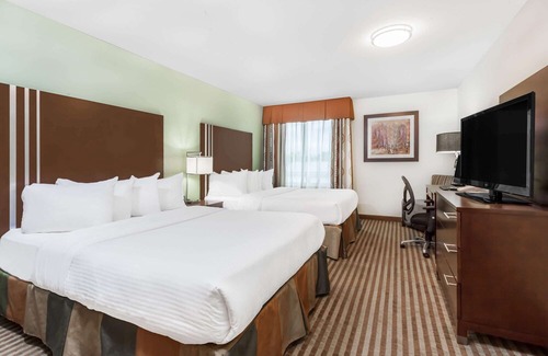 Carlyle Apartment | Ramada by Wyndham Carlyle