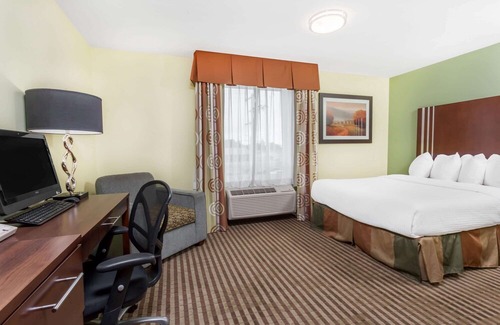 Carlyle Apartment | Ramada by Wyndham Carlyle