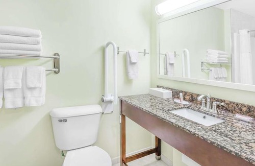 Carlyle Hotel | Ramada by Wyndham Carlyle
