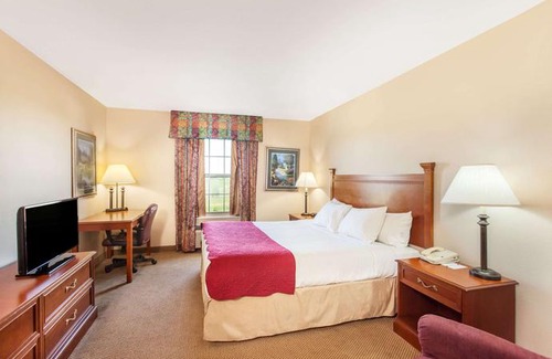 Sparta Hotel | Ramada by Wyndham Sparta At Speedway