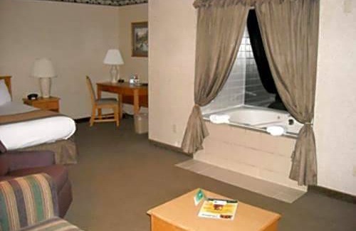 Waupaca Hotel | Ramada by Wyndham Waupaca