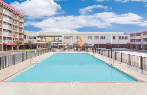 Terry Sanford Hotel | Ramada Plaza by Wyndham Fayetteville Fort Bragg Area