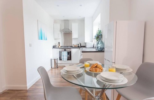 Cowley Apartment | Rana Ct 1 (Morris Suite) | 2 Bed Ground Floor Apt.