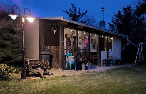 Trsice House | Ranch 66 - Zlatokopecká chata Arizona ve stylu Divokého Západu s koupacím sudem