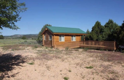 Hatch Cabin | Ranch Hands Bunkhouse RiverView cabin - Sevier River Ranch - 1 Cal King Bed
