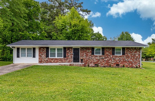 Addison Heights House | Ranch Style Home & Plenty Of BKYD Space Near KSU