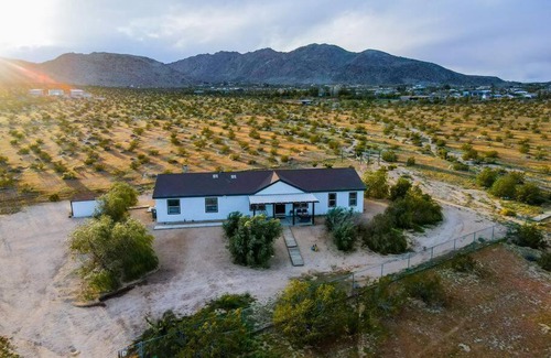 Joshua Tree House | Ranch W/Jacuzzi, Hammocks, & 360 Mountain Views
