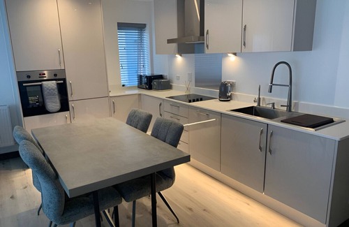 Harlow Apartment | Raphvin Apex Abode - Two bedroom apartment/parking