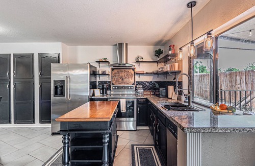 Garland House | Rare 3BR House - Pool, King Bed, and Grill in Garland