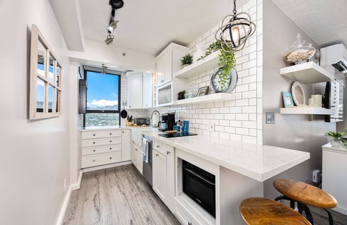 Waikiki Condo | Rare Deluxe Ocean View Gem with Free Parking