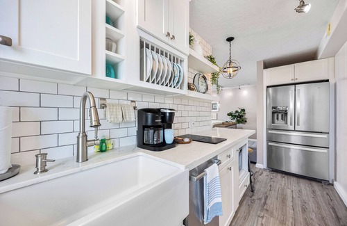 Waikiki Condo | Rare Deluxe Ocean View Gem with Free Parking