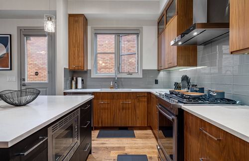 Hillhurst House | *Rare find* Calgary’s Finest |Cozy and Vibrant Double King Beds|Stampede Special