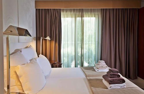 Albufeira Hotel | Rare Gem! Spacious Villa with Kitchen, Private Balcony! Pools and Beach Access!