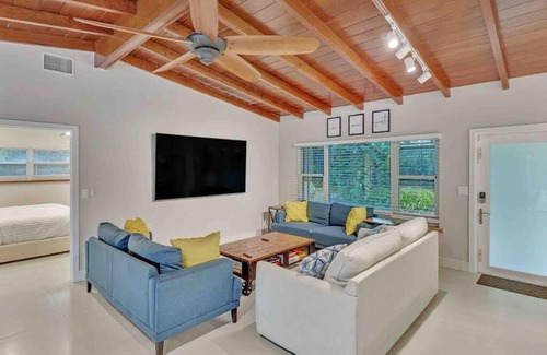 Fort Lauderdale Villa | Rare Hidden Getaway Heated Pool 1.5 acres! Sleeps 16