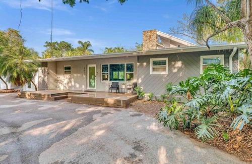 Fort Lauderdale Villa | Rare Hidden Getaway Heated Pool 1.5 acres! Sleeps 16