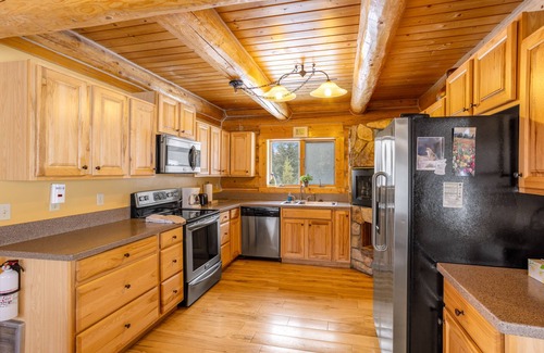 Alma Cabin | Rare mountain-view log home with hot tub, fireplace & WiFi - near Breckenridge