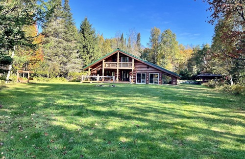 La Macaza Ski Chalet | Rare Pearl Directly on the shore of Lac Chaud