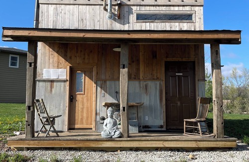 Norwalk Cabin | RARE Spacious Treehouse & Sauna Near Des Moines
