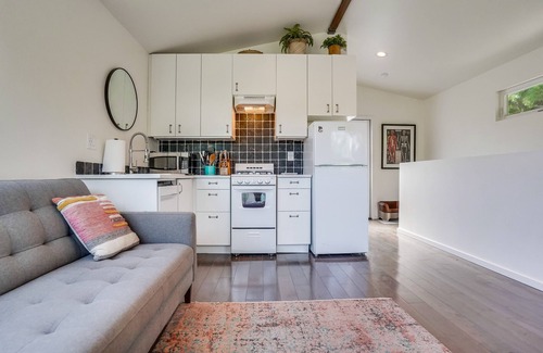 Elysian Heights House | Rare Stand-Alone Bungalow - Your Echo Park Hideaway! Dog-friendly and Quiet!nn