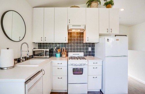 Elysian Heights House | Rare Stand-Alone Bungalow - Your Echo Park Hideaway! Dog-friendly and Quiet!nn