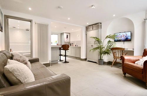 Churchill Apartment | RARE SUMMER OUTSIDE SPACE SW1! WALK TO BUCK PALACE, RIVER, METROS, CAFES & PUBS!