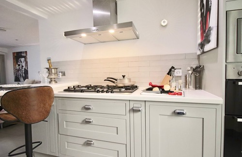 Churchill Apartment | RARE SUMMER OUTSIDE SPACE SW1! WALK TO BUCK PALACE, RIVER, METROS, CAFES & PUBS!
