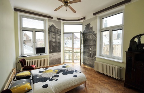 Lviv City Center Apartment | Ratusha View 4-room Apartment in Львів