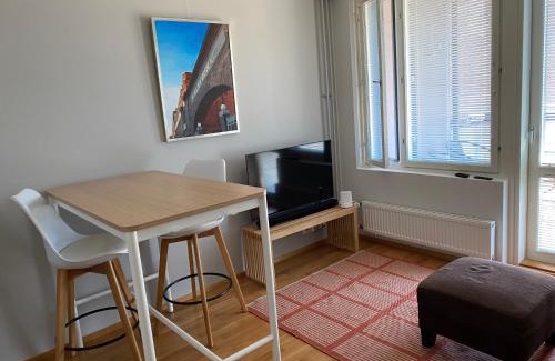 Tampere Apartment | Rauhallinen asunto, sauna ja iso parveke - raitiovaunureitin varrella