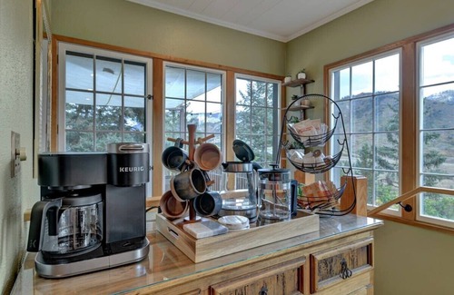 Cascade-Chipita Park Cabin | Raven's Nest - pet friendly, hot tub, enchanted
