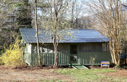 Lake Lure Cabin | Raven's Roost Cabin has two bedrooms and sleeps four.