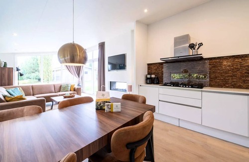 Gasthuis Villa | Ravenbosch Royaal - Whirlpool, Fireplace & Maisonette