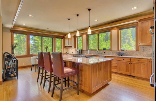 Olympic Valley Ski Chalet | Ravenscroft - Four bedroom ski chalet in Palisades+On shuttle+AC+Lake Tahoe