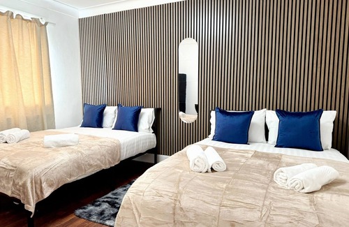 Dudden Hill Hotel | RC-Fantastic Quad room in Wembley!